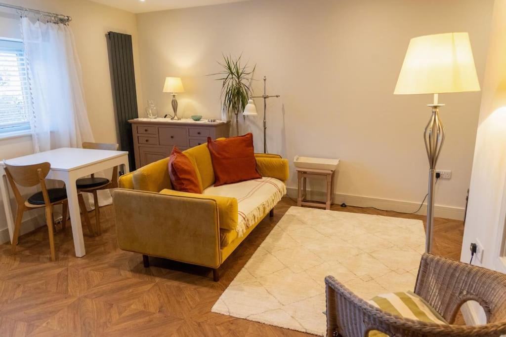 Amarelo Apartment, Central Charlbury, 1 Super King Bed Dış mekan fotoğraf